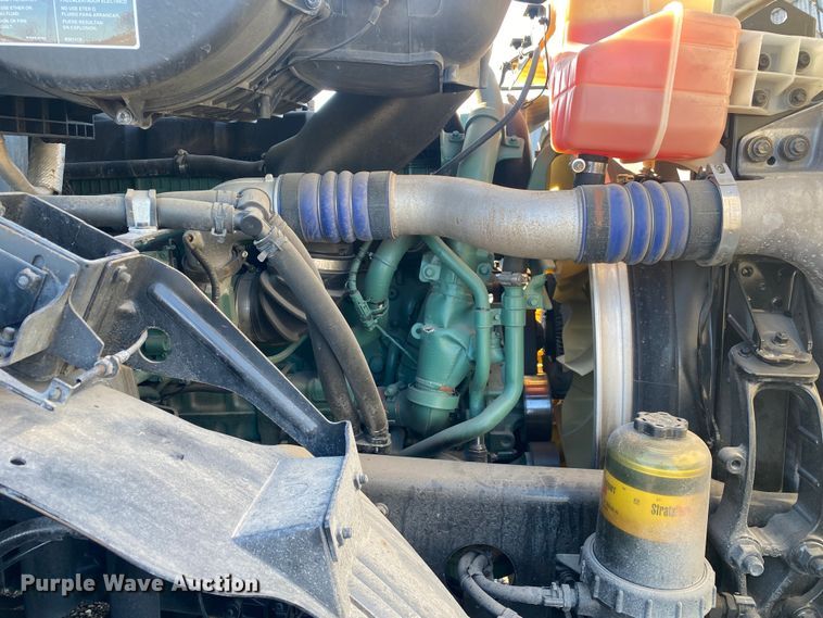 image for item JW9197 2016 Volvo D13  semi truck