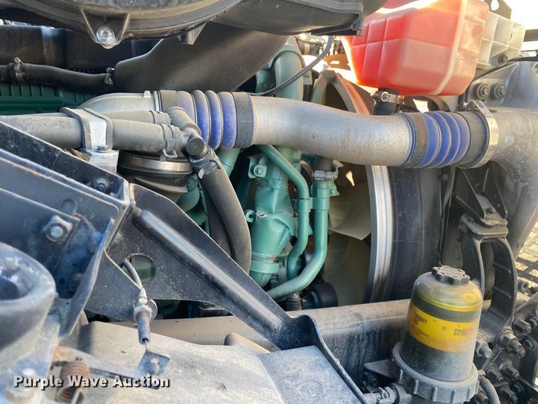 image for item JW9197 2016 Volvo D13  semi truck