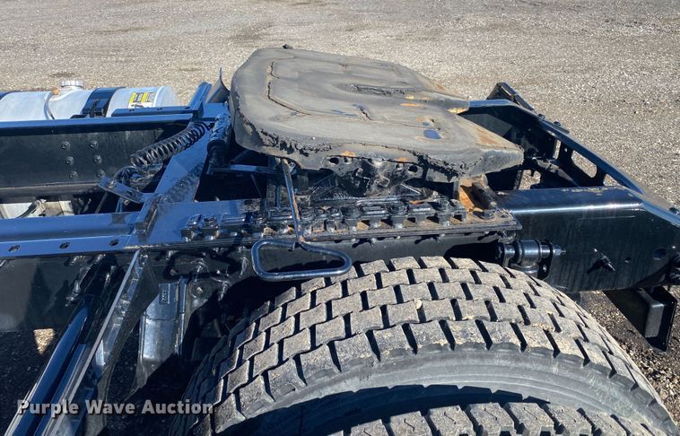 image for item JW9197 2016 Volvo D13  semi truck