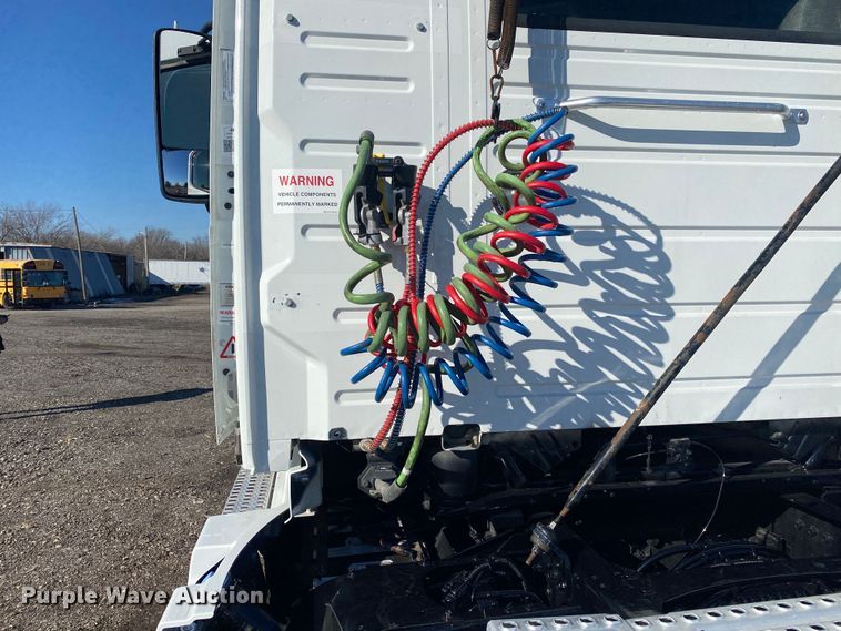 image for item JW9197 2016 Volvo D13  semi truck