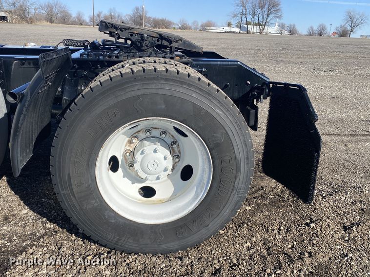 image for item JW9197 2016 Volvo D13  semi truck