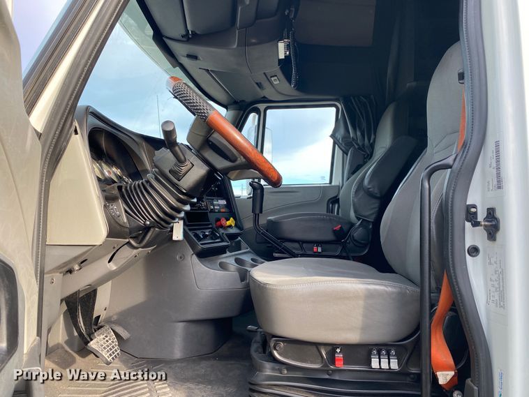 image for item JW9224 2016 International ProStar Plus  semi truck