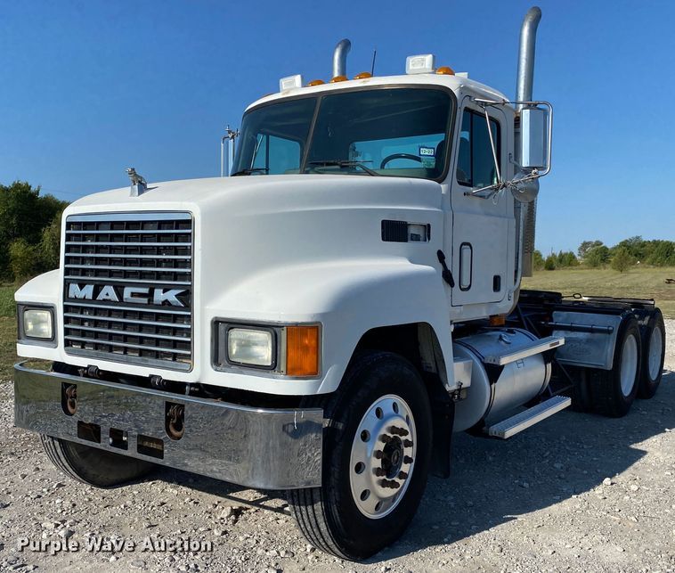 image for item JW9407 2000 Mack CH613  semi truck