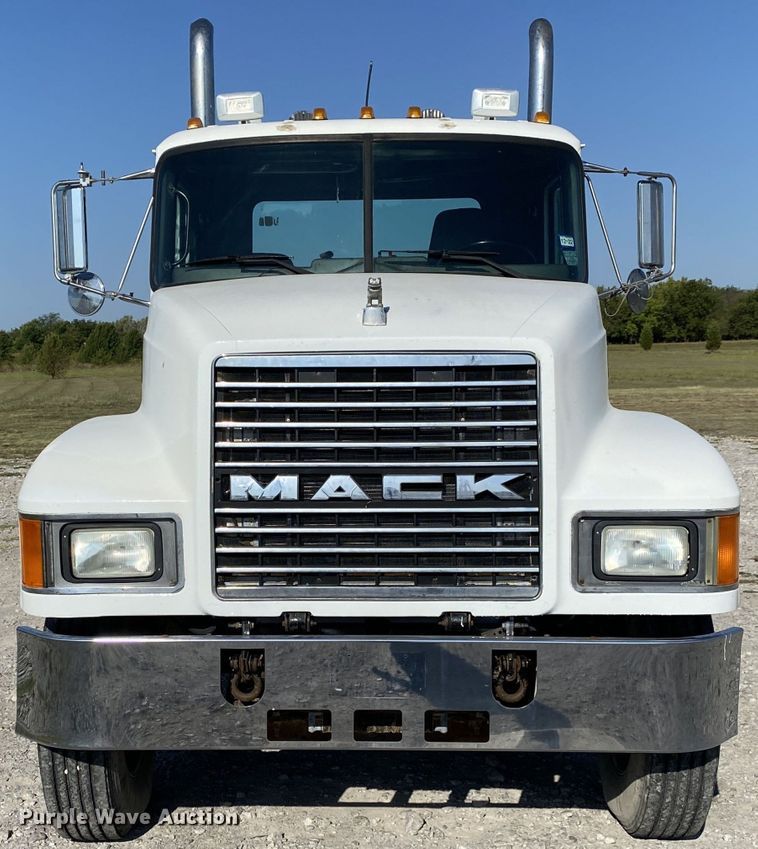 image for item JW9407 2000 Mack CH613  semi truck