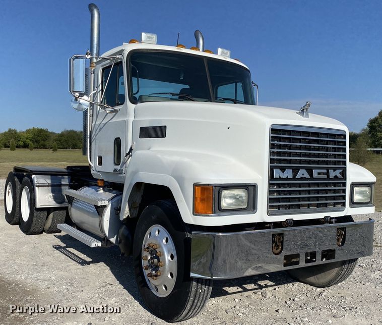 image for item JW9407 2000 Mack CH613  semi truck