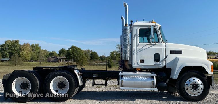 image for item JW9407 2000 Mack CH613  semi truck