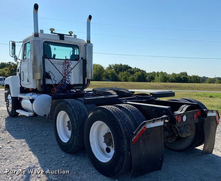 image for item JW9407 2000 Mack CH613  semi truck