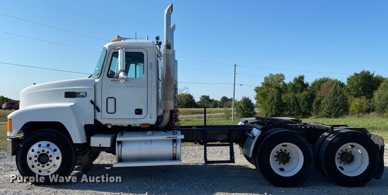 image for item JW9407 2000 Mack CH613  semi truck