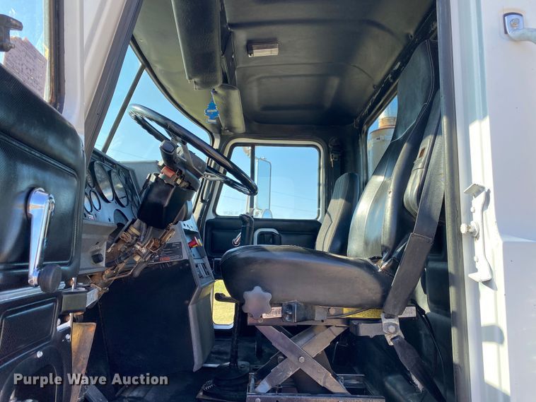 image for item JW9407 2000 Mack CH613  semi truck