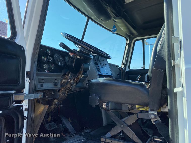 image for item JW9407 2000 Mack CH613  semi truck