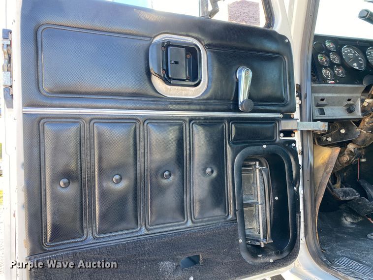 image for item JW9407 2000 Mack CH613  semi truck