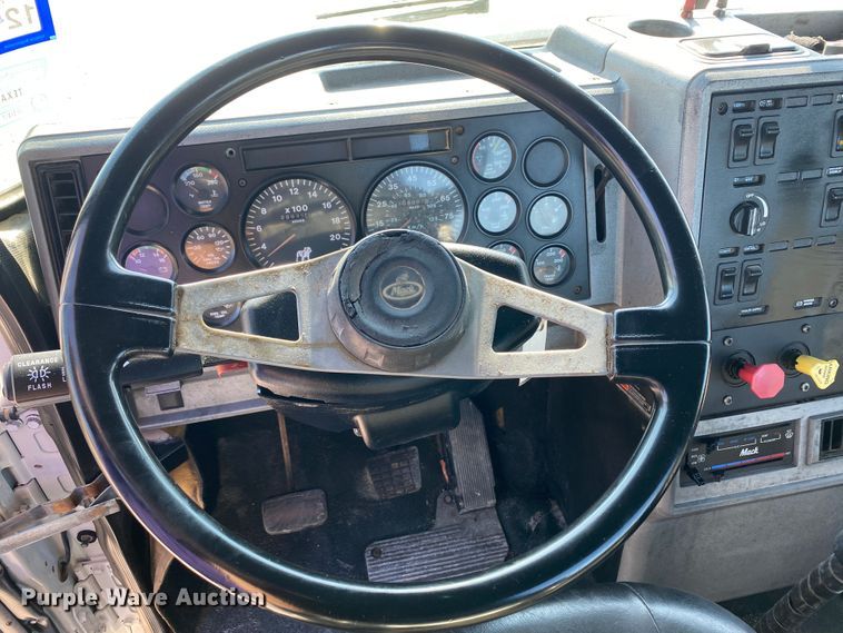 image for item JW9407 2000 Mack CH613  semi truck