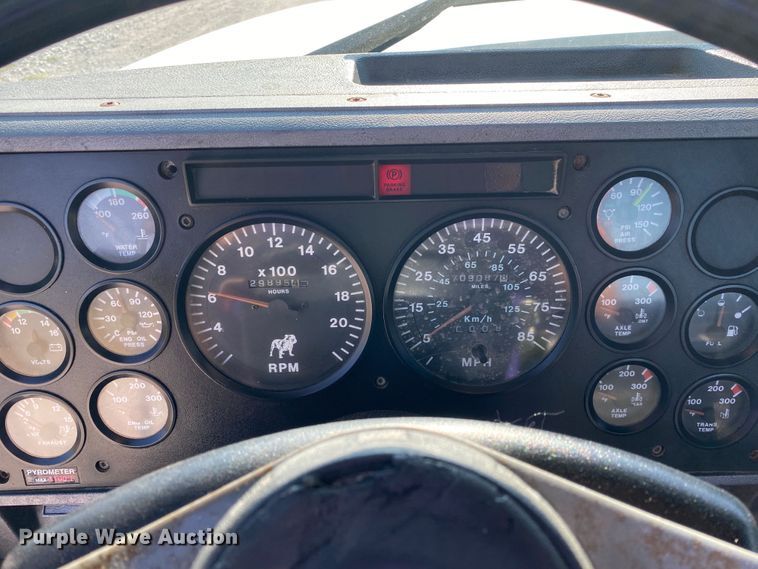 image for item JW9407 2000 Mack CH613  semi truck