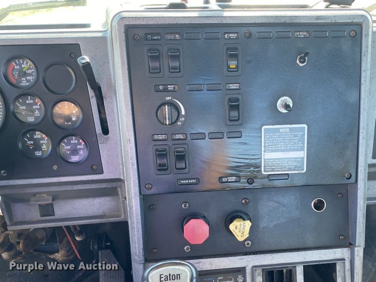 image for item JW9407 2000 Mack CH613  semi truck