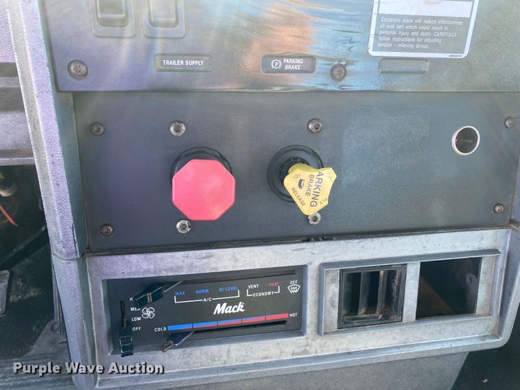 image for item JW9407 2000 Mack CH613  semi truck