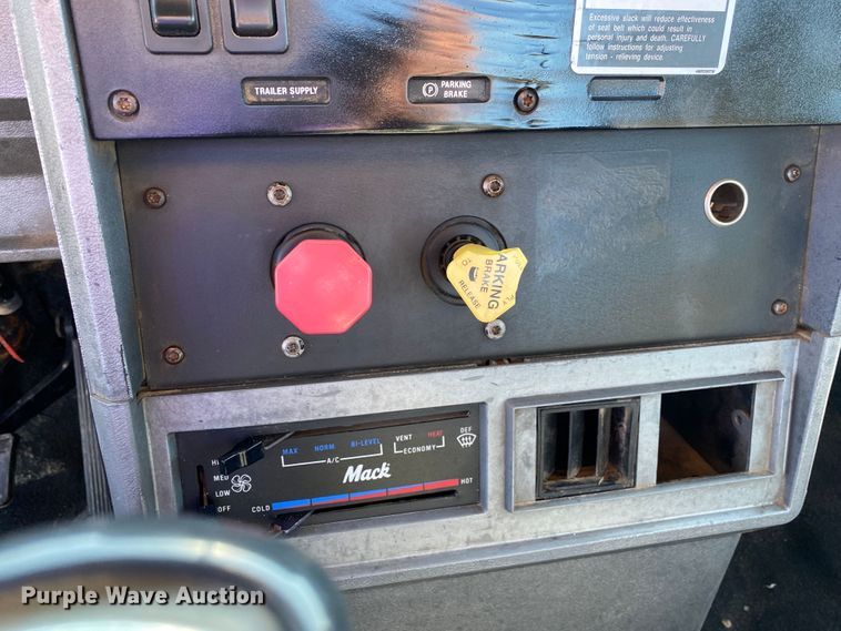 image for item JW9407 2000 Mack CH613  semi truck