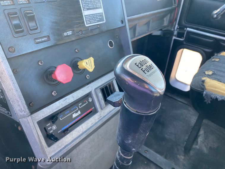 image for item JW9407 2000 Mack CH613  semi truck