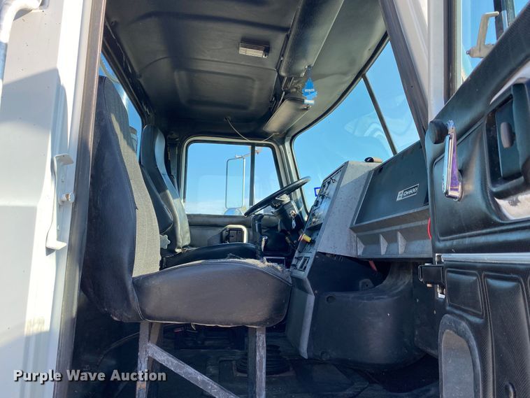 image for item JW9407 2000 Mack CH613  semi truck