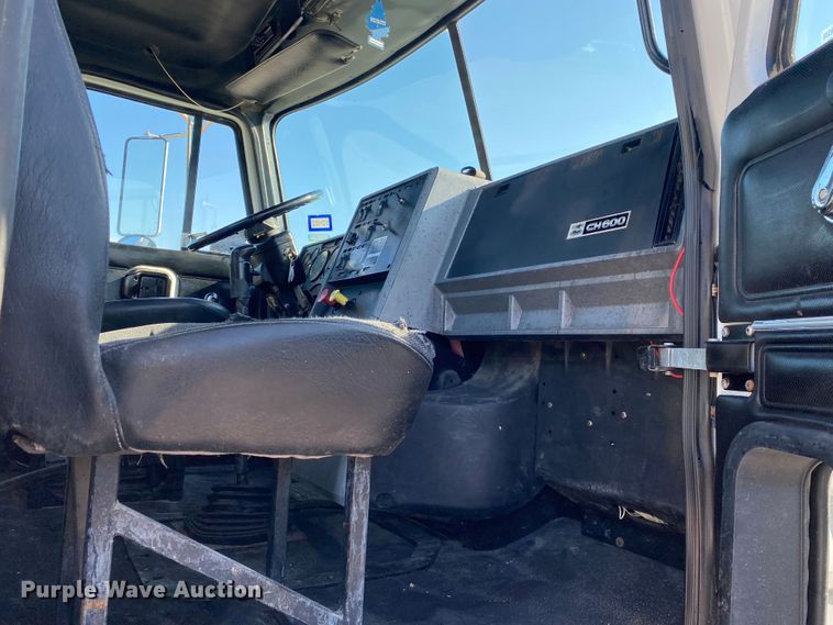 image for item JW9407 2000 Mack CH613  semi truck