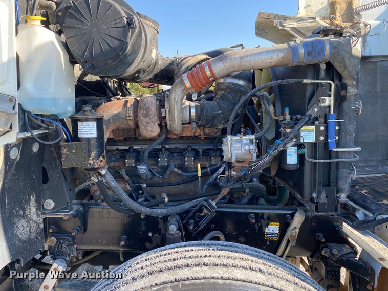 image for item JW9407 2000 Mack CH613  semi truck