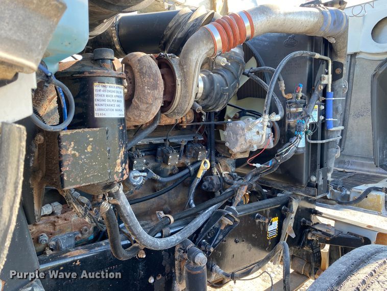 image for item JW9407 2000 Mack CH613  semi truck