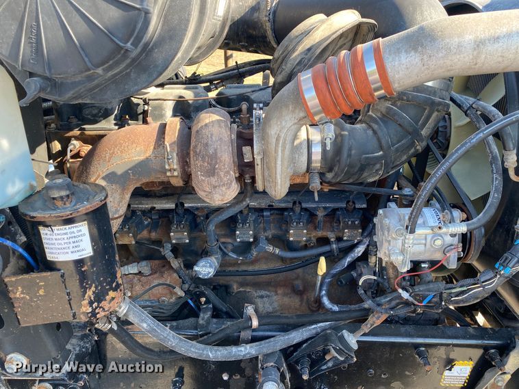 image for item JW9407 2000 Mack CH613  semi truck