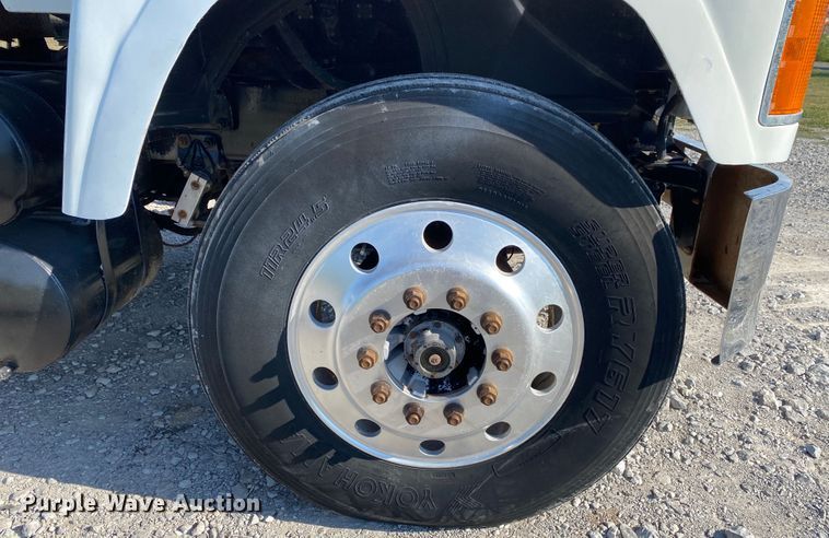 image for item JW9407 2000 Mack CH613  semi truck