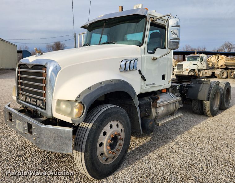 image for item KT9371 2009 Mack GU713  semi truck