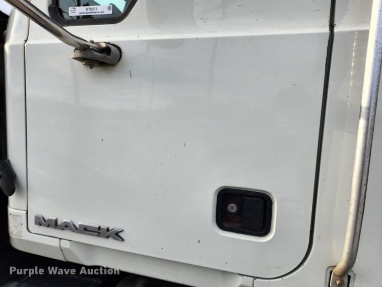 image for item KT9371 2009 Mack GU713  semi truck