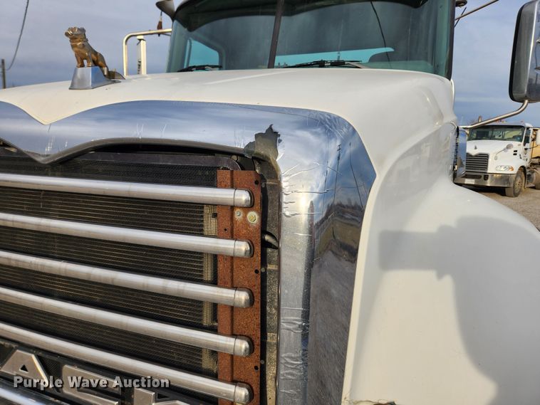 image for item KT9371 2009 Mack GU713  semi truck