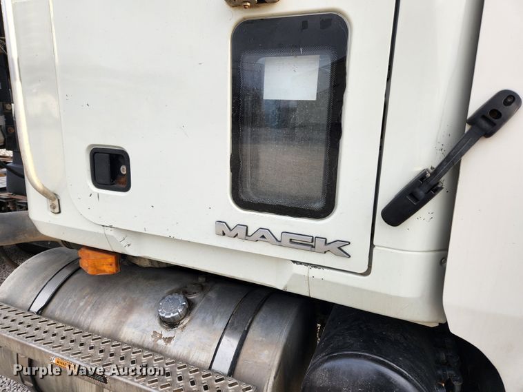 image for item KT9371 2009 Mack GU713  semi truck