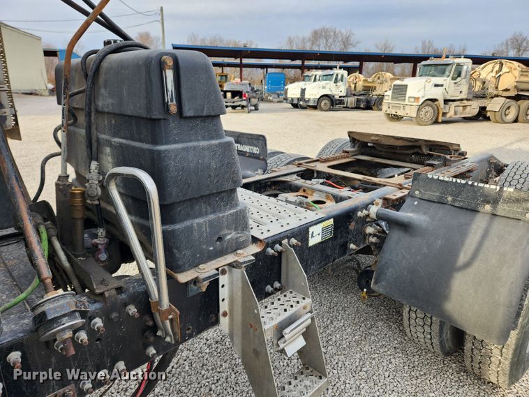 image for item KT9371 2009 Mack GU713  semi truck