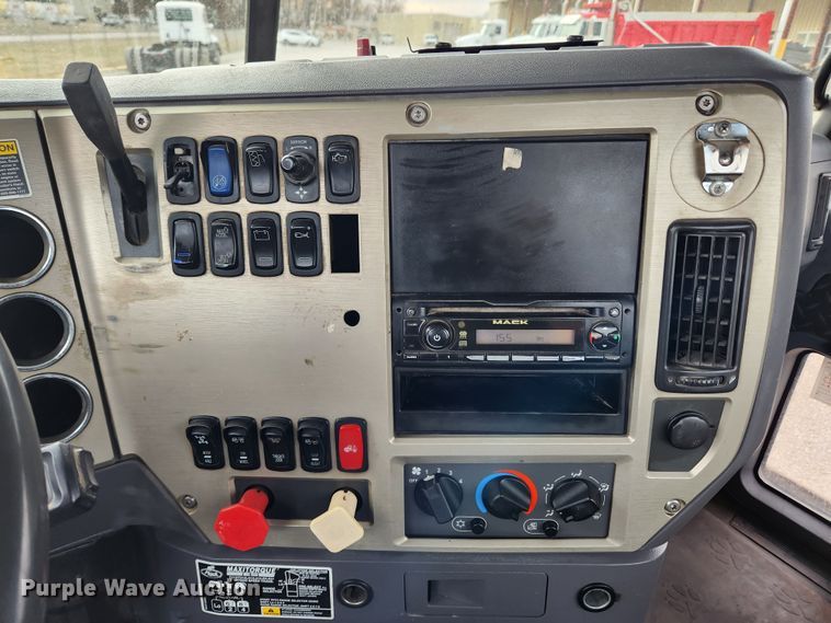 image for item KT9371 2009 Mack GU713  semi truck