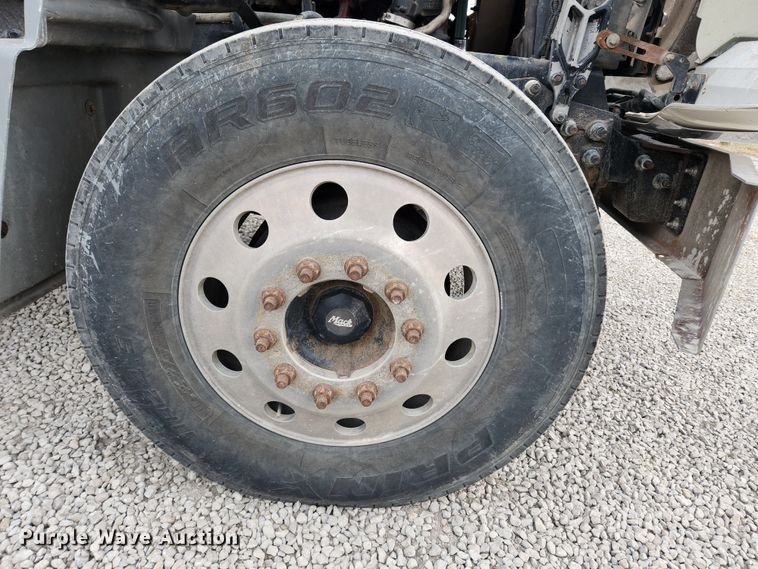 image for item KT9371 2009 Mack GU713  semi truck