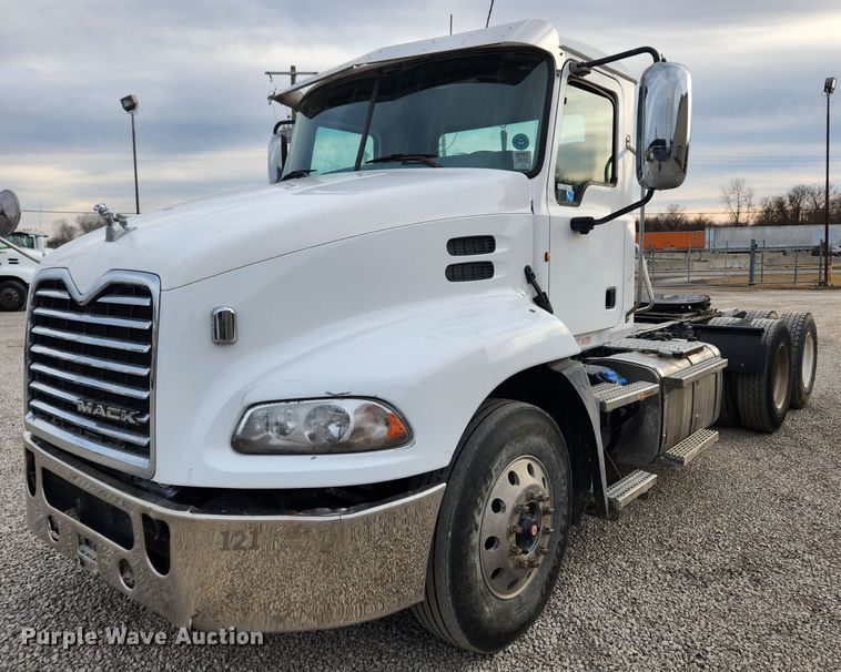 image for item KT9372 2014 Mack CXU613 semi truck