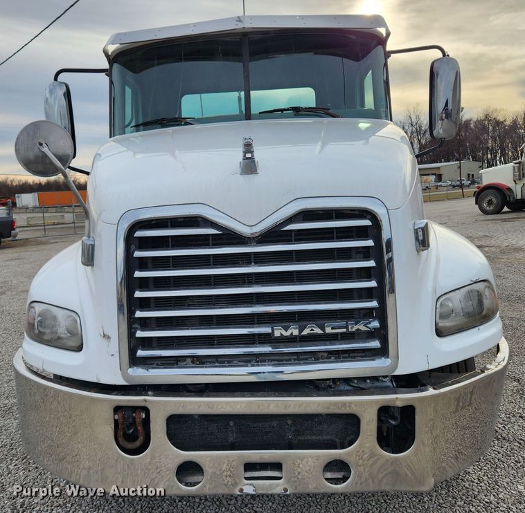 image for item KT9372 2014 Mack CXU613 semi truck