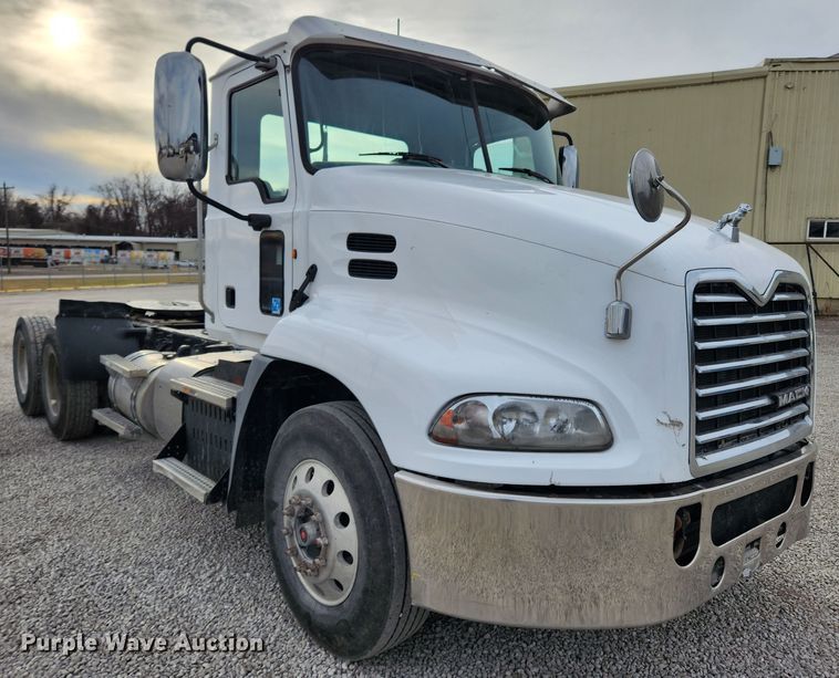 image for item KT9372 2014 Mack CXU613 semi truck