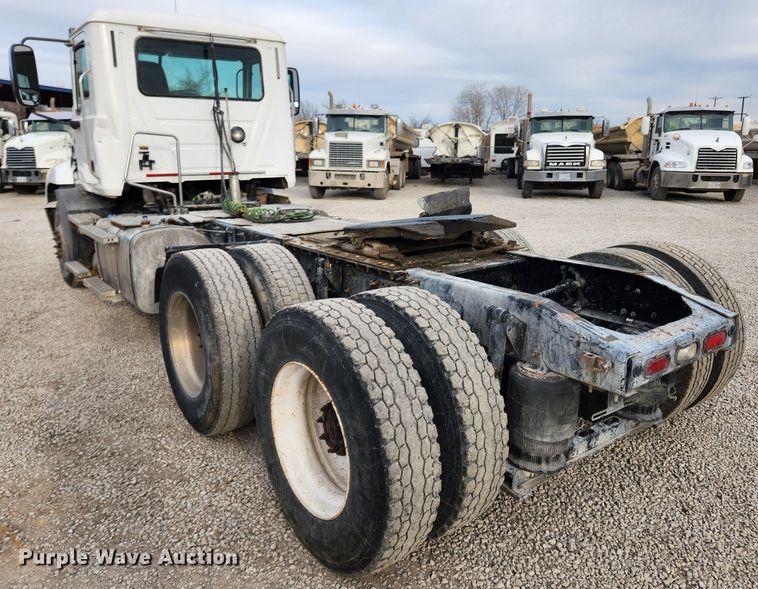 image for item KT9372 2014 Mack CXU613 semi truck