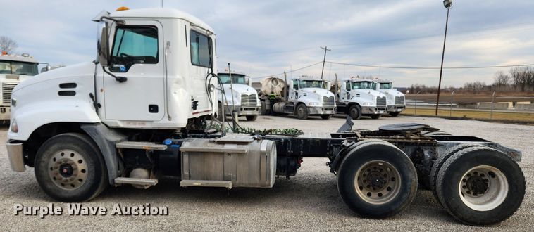 image for item KT9372 2014 Mack CXU613 semi truck