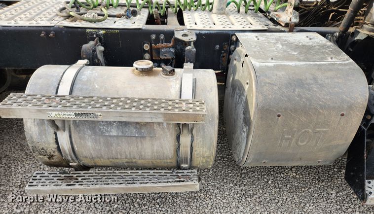 image for item KT9372 2014 Mack CXU613 semi truck