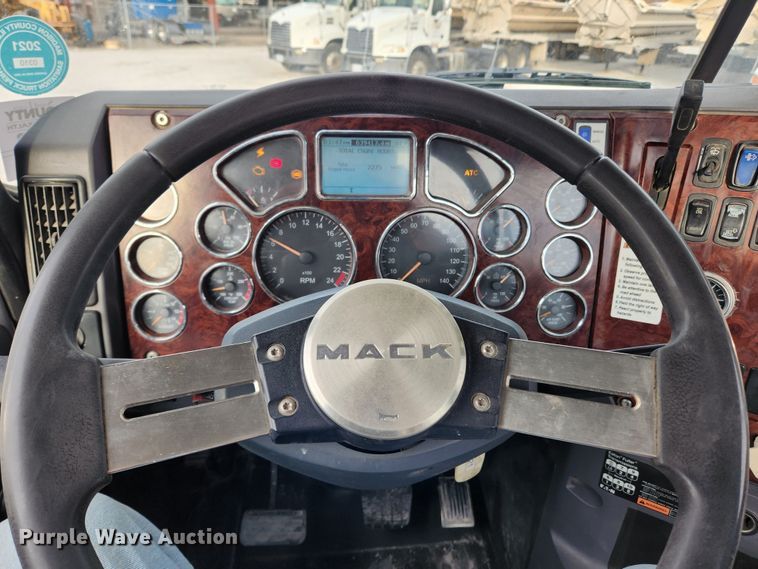 image for item KT9372 2014 Mack CXU613 semi truck