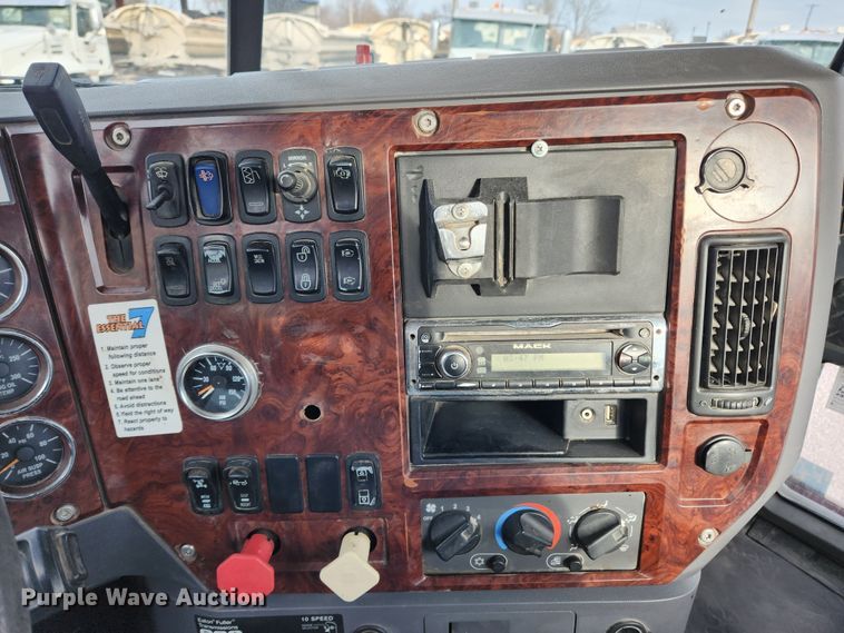 image for item KT9372 2014 Mack CXU613 semi truck