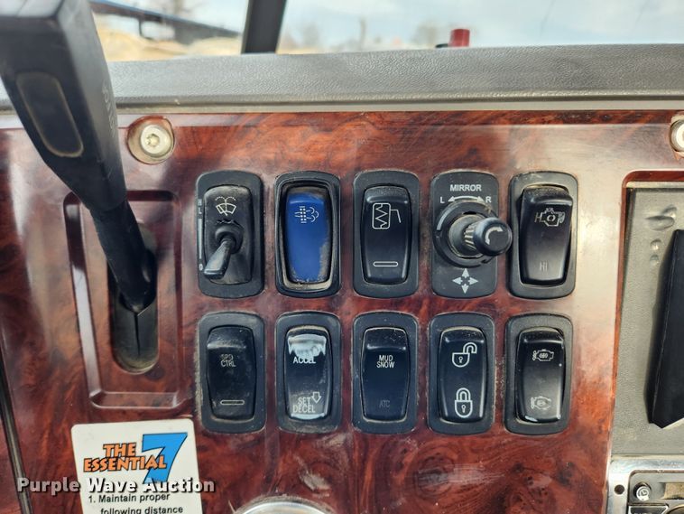 image for item KT9372 2014 Mack CXU613 semi truck