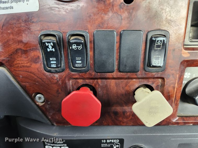 image for item KT9372 2014 Mack CXU613 semi truck