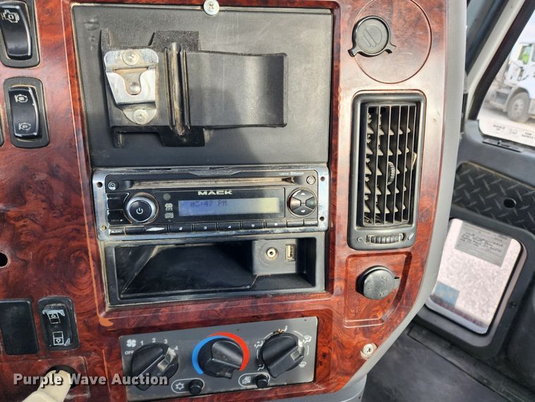 image for item KT9372 2014 Mack CXU613 semi truck