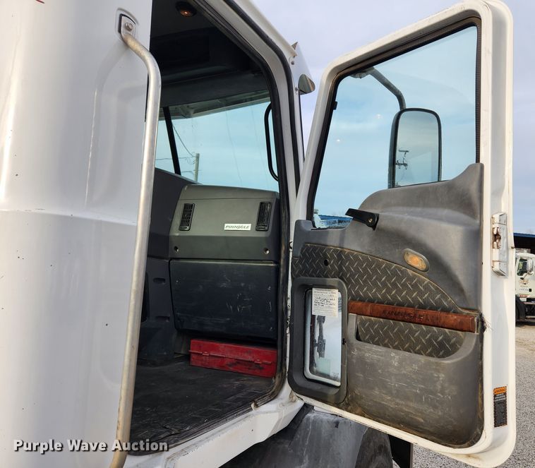 image for item KT9372 2014 Mack CXU613 semi truck