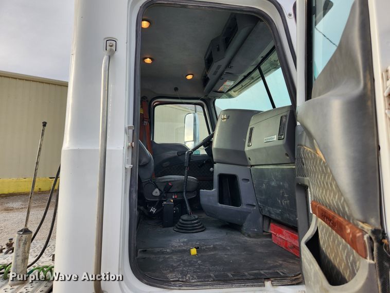 image for item KT9372 2014 Mack CXU613 semi truck