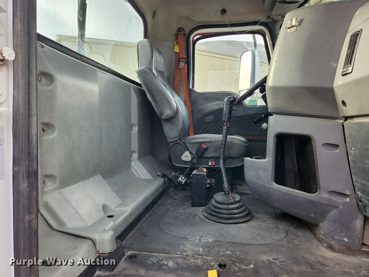 image for item KT9372 2014 Mack CXU613 semi truck