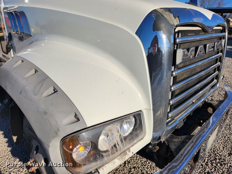 image for item KT9385 2012 Mack GU713 semi truck