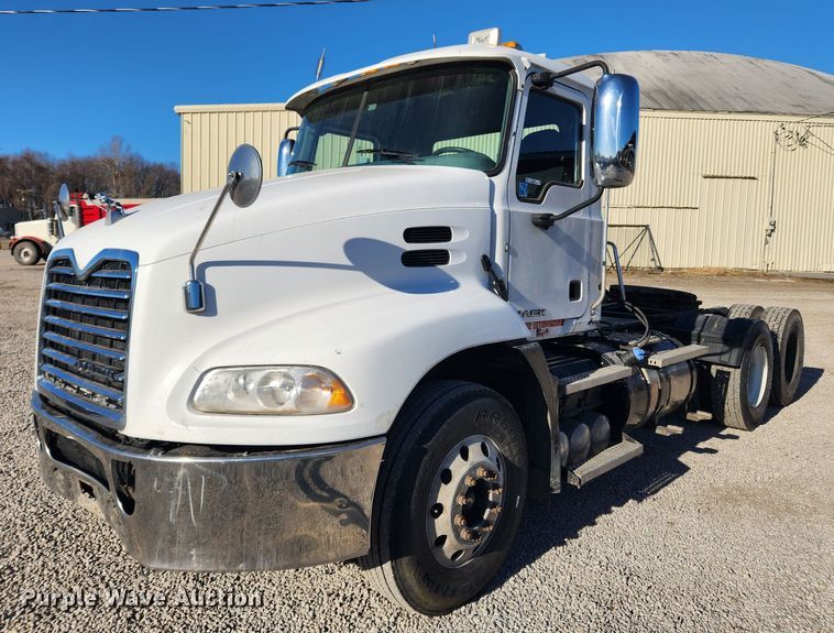 image for item KT9386 2013 Mack CXU613 semi truck